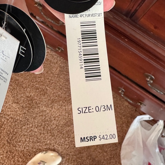 Nicole Miller Gray Faux Fur Vest & Floral Bodysuit Set - Picture 2 of 2